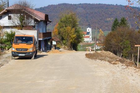 Prenova ceste Krka – Hočevje v zaključni fazi; v soboto na delu asfalterji 1